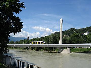 Hungerburgbahn Wagen Nr. 1 fährt über die Innbrücke