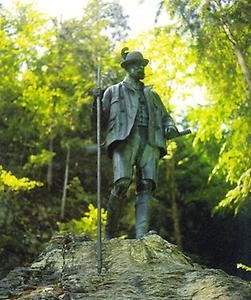 Kaiser Franz Joseph, in Bronze gegossen, in seinem geliebten Jagdgewand., © Hilde und Willi Senft