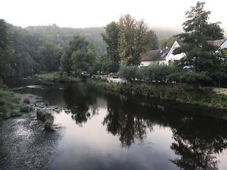 St. Leonhard im tiefeingeschnittenen Tal