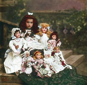Mädchen mit ihren Puppen