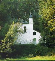 Das Falkensteinkircherl ist so an eine Felswand angebaut, daß die dortige Höhle mit dem Schliefstein in den Bau einbezogen werden konnte., © Willi Senft