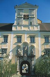 Kremsmünster_Tor_Klosterhof.jpg