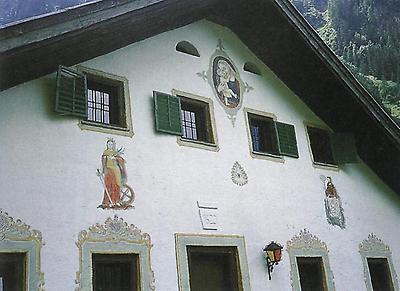 Die Heiligen Georg und Katharina sowie ein Marien-Medaillon zieren die Front des Almhauses auf der Wager-Alm., © Hilde und Willi Senft