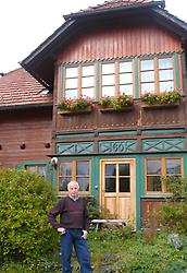 Bayerl, September 2008 vor dem Haus seiner Eltern in Jauring, Foto © Fritz Bayerl 
