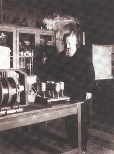 Viktor von Lang, bei der Arbeit in seinem Laboratorium, 1909