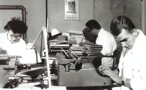 Mitarbeiter der Zentralbibliothek der Physikalischen Institute beim Katalogisieren, 1966