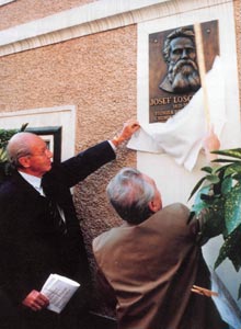 Enthüllung der von Ferdinand Welz geschaffenen Ehrentafel für Josef Loschmidt durch Wilhelm Fleischhacker, 1996
