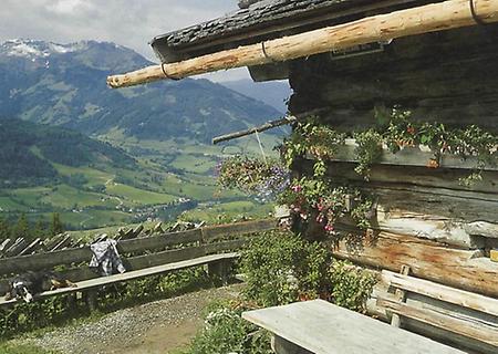 Lechner-Alm: Die Sennerin soret für den wunderschönen Blumenschmuck.