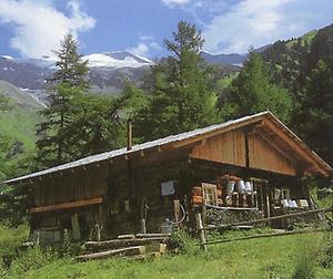 Bewirtschaftete Alm im Kaiser Dorfertal mit Fruschnitzkees.