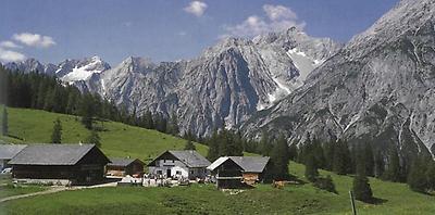 Oberhalb von Gnadenwald im Inntal liegt die Walder-Alm vor der Kulisse der Karwendelberge.