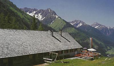 Die Stabl-Sennalm gewährt Ausblicke auf die Allgäuer und Lechtaler Alpen.