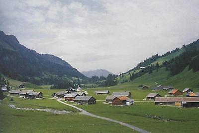 Das Alpdorf der Schönebach-Vorsäß kann man bequem mit dem Auto erreichen.