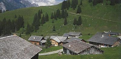 Vom Alpdorf Steris-Alpe hat man beste Ausblicke auf die Berge des Großwalsertales.