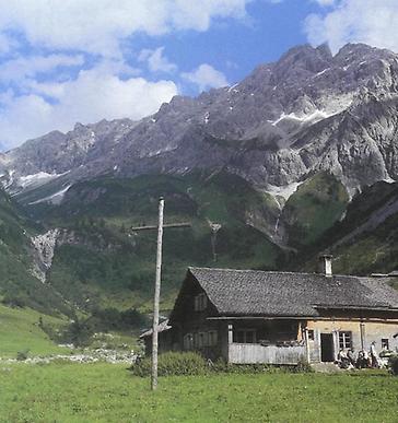 Das Alpkreuz gehört zu jeder Vorarlberger Alp (Alpe Metzgertobel, Großwalsertal).