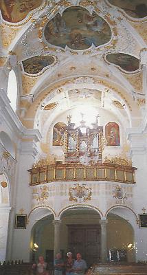 Frauenkirchen: Aufgrund der Einheitlichkeit von Bau, Ausstattung (reiche Stuckdekorationen) und Einrichtung (prunkvoller hochbarocker Altar) ist die Wallfahrtskirche Maria Himmelfahrt eine der schönsten barocken Kirchenräume des Burgenlandes.