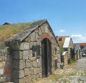 Die romantische Kellergasse in Purbach: Insgesamt zählt man hier heute ca. 80 Weinkeller, die meisten entstanden in der Zeit zwischen 1873 und 1900. Einige Keller wurden zu Vinotheken oder Buschenschänken umgebaut.