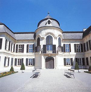 Das barocke Schloss Niederweiden bei Engelhartstetten (auch als Jagdschloss Engelhartstetten bezeichnet) ist eines der Baujuwelen Niederösterreichs.