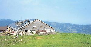 Das geduckte Sennhaus auf der Alpe Vordere Niedere vermag den Stürmen der Hochregion zu trotzen. Hier werden 30 Kühe gemolken und 500 Liter Milch pro Tag zu Alpkäse verarbeitet, der ein Jahr gelagert wird.