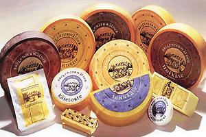 Je nach Sorte müssen die Käse einige Tage bis Monate reifen. In den Kellern herrschen nicht nur eine kontrollierte Luftfeuchtigkeit, sondern je nach Sorte auch unterschiedliche Temperaturen. Hier entwickeln sich jene Aromastoffe, die den Geschmack und Geruch des Käses beeinflussen.