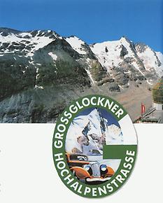 Die Wilhelm- Swarovski Beobachtungs- warte mit Blick auf die Pasterze. In den 1930er Jahren war jeder Autobesitzer stolz, das Emblem der Bezwingung der Großglockner Hochalpenstraße auf der Windschutzscheibe zeigen zu können.