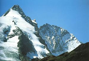 Der Großglockner ist nicht nur der höchste Berg Österreichs, sondern einer der höchsten Gipfel der Ostalpen. Mit dem Bau der Großglockner-Hochalpenstraße wurde der Gipfel zum Ausflugsziel und Inbegriff eines beeindruckenden Naturerlebnisses.