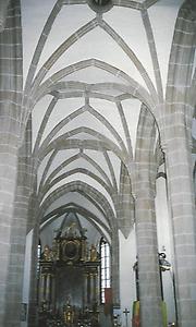 Am 12. Oktober 1131 weihte Bischof Reginmar von Passau den Priesterraum und Bischof Reginbert 1147 das Langhaus der Gutauer Pfarrkirche. In der Folge wurde die Kirche des Öfteren umgebaut. Das Bild zeigt das sternrippengewölbte Langhaus.