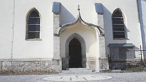 Das erhalten gebliebene gotische Südportal der Pfarrkirche von Weitersfelden: Verschiedene Brandkatastrophen machten immer wieder Umbauten der Kirche notwendig.
