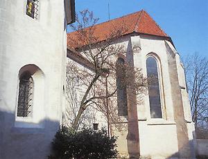 Die spätgotische Kirche hl. Radegundis des ehemaligen Franziskanerklosters von Katzelsdorf wurde 1462 geweiht.