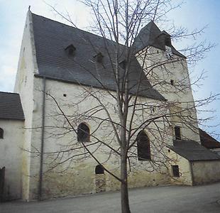 Die um 1200 in Lichtenegg entstandene Wehrkirchenanlage wurde im 15.Jahrhundert zu einer Wehranlage mit Wehrobergeschoss im Langhaus und im Wehrturm ausgebaut. Künstlerisch interessant ist ein Bild der Nothelfer, das von Veit Schnorr. Direktor der Akademie in Dresden, geschaffen wurde.