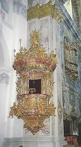 Die prachtvolle Barockkanzel im 'Dom am Pyhrn', die 1748 von Johann Ignaz Thenny geschaffen wurde.
