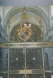 Schmiedeeisernes, vergoldetes Abschlussgitter der Pfarrkirche in Spital am Pyhrn: dieses Gitter wurde 1728-34 von Andreas Lindemayr geschmiedet und trennt die Vorhalle vom Kirchenschiff.