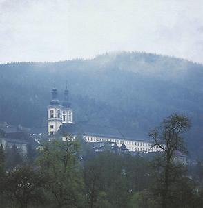 Das Zisterzienserstift Schlierbach gilt als Kleinod barocker Klosterkunst. Es war zunächst ein Frauenkloster, wurde aber 1556 im Zuge der Reformation aufgelöst. Ab 1620 wurde es dann als Männerkloster weitergeführt.