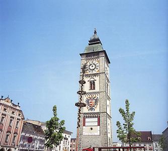 Enns: Direkt am Hauptplatz steht der Stadtturm (erbaut zwischen 1564 und 1568). Der Platz zeichnet sich durch sehenswerte Bürgerhäuser dem 15. und 16. Jahrhundert mit Renaissance- und Barockfassaden aus.
