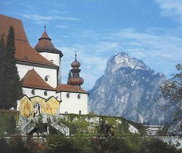 Die faszinierende Dachverschneidungen der Pfarrkirche von Traunkirchen vor dem Hintergrund des Traunsteins.