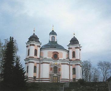 Der Trinitätsgedanke prägt die barocke Dreifaltigkeitskirche in Stadl Paura mit ihren drei Marmorportalen, drei Altären, drei Türmen und dem dreieckigen Grundriss.