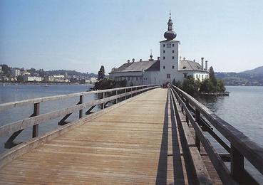 Das aus dem 17. Jahrhundert stammende Seeschloss Ort in der Gmundener Bucht.