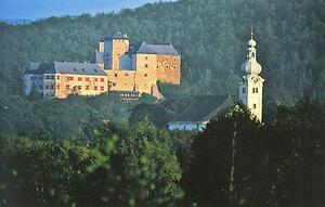 Burg Lockenhaus gehörte in ihrer umkämpften Geschichte mal zu Österreich, mal zu Ungarn. Eine Zeit lang war sie auch im Besitz der berüchtigten 'Blutgräfin' Erzebeth Bäthory (1560 bis 1614), die Hunderte von jungen Mädchen und Frauen zu Tode gequält haben soll.