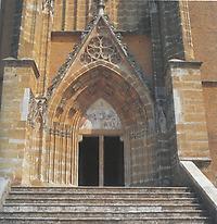 Eingang zur Wallfahrtskirche hl. Maria in Pöllauberg: Das Hauptportal ist von zwei hohen Strebepfeilern eingefasst und prunkt mit seinem reich gestalteten, vertieften Gewände und dem gotischen Spitzgiebel.
