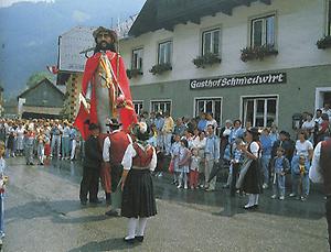 Der Samson, die mehrere Meter hohe Symbolfigur von Krakaudorf, wird am 'Oswaldi- Tag' in großer Prozession durch den Ort getragen.