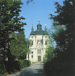 Der Bau der dem Christkind geweihten Wallfahrtskirche am Stadtrand von Steyr wurde 1702 von Giovanni Battista Carlone begonnen und dann von Jakob Prandtauer vollendet.