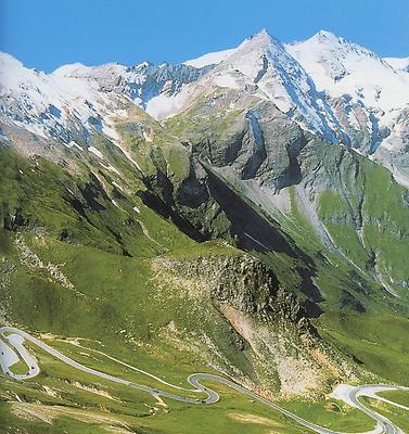 Blick von der Edelweißspitze auf die Nordrampe der Großglockner Hochalpenstraße.