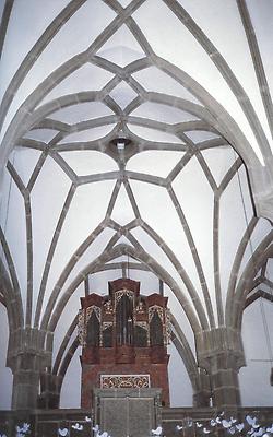 Beeindruckt durch seine Netzrippenwölbung: der zweijochige Chor der Pfarrkirche von Pabneukirchen mit 5/8-Schluss.