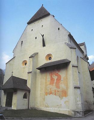 Diente zur Zeit der Osmanen- und Kuruzzeneinfälle als Schutz der Bevölkerung; die Bad Schönauer Wehrkirche, eine der ältesten Kirchen der Region.