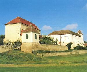 Das Malteserschloss in Mailberg wurde 1595 von Komtur Karl von Tettauer erbaut. 1752 ließ Komtur Anton Graf Collorede das Schloss umbauen. 1608 erfolgte der Zubau der Kirche, die Johannes dem Täufer geweiht ist.