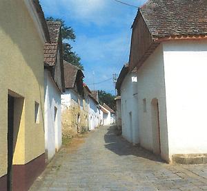 Die Kellergasse ('Kellertrift') in Hadres ista uch eine ideale Kulisse für die zahlreichen Feste, die hier gefeiert werden.