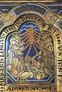 Klosterneuburg: In der Leopoldskapelle des Stiftsgebäudes steht der großartige 'Verduner Altar', benannt nach seinem Künstler Nikolaus von Verdun. Dieser Flügelaltar mit 51 Emailtafeln ist in drei waagrechte Zonen aufgeteilt, die den Epochen der Heilsgeschichte entsprechen.