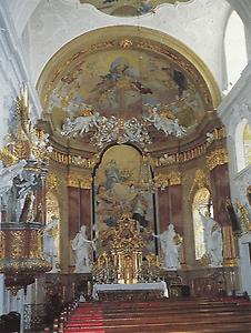 Tulln: Die Kirche hl. Johannes Nepomuk (Minoritenkirche) stammt aus dem Jahre 1756. Im Bild: Hochaltarfresko mit Maria Immaculata.