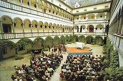 Der Arkaden-Innenhof von Schloss Greinburg mit seinem gotischen Zellengewölbe ist einer der größten und schönsten der Spätrenaissance.