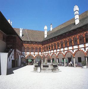 Der terrakottaverkleidete Arkadengang der Schallaburg, die im 16. Jahrhundert zeitweise einer der wichtigsten Sitze des Protestantismus war.