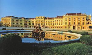 Umfasst über 1.400 Räume: Schloss Schönbrunn(1744 bis 1749 unter Maria Theresia vollendet). Wohsitz der Habsburger Kaiser.